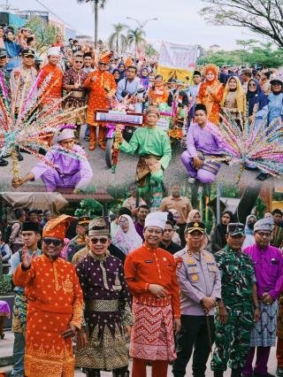 Ribuan Peserta Pawai Budaya Nusantara Ikut Meriahkan Hari Jadi ke-26 Pelalawan