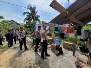 Rumah Dua Warga Pekanbaru Dibedah Ditlantas Polda Riau