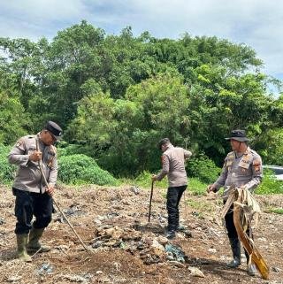 Sukseskan Ketahanan Pangan, Polsek KSKP Dumai Bersihkan Lahan untuk Tanam Jagung
