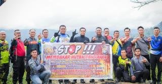 Gelar Patroli Karhutla dan Aksi Sosial, Kapolres Rohul Bagikan Sembako ke Warga