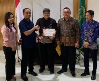 Terpilih sebagai Posbakum Terbaik se-Riau, OBH YHRS Terima Penghargaan