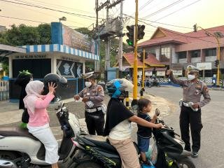 Kabut Asap Kian Pekat, Satlantas Polres Inhu Bagikan Masker ke Pengendara