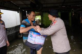 Disamperi Wakapolda Riau Brigjen Pol Adrianto, Warga Terdampak Banjir di Kampar Senyum 