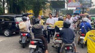 Ditreskrimum Polda Riau Bagikan Ratusan Takjil Gratis Berkah Ramadan ke Pengendara-Pejalan Kaki 