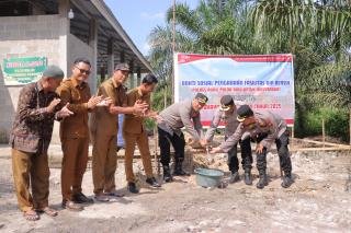 Momen Hari Bhayangkara ke-79, Kapolres Rohil Berikan Fasilitas Air Bersih ke Musala Al-Qolbu