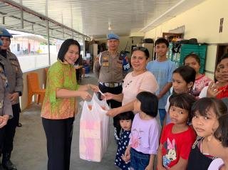 Hadir Beri Manfaat Bagi Masyarakat, Bid Propam Polda Riau Sambangi Tiga Panti Asuhan
