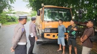 Polisi Tegur Truk Parkir di Bahu Jalan Dekat Jembatan Maredan, Kasat Denny: Lakukan Ditilang