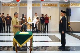 Kukuhkan Kepala BPKP Riau, Gubri: Saya Percaya Saudara Laksanakan Tugas Sebaik-baiknya