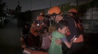 Banjir Rendam Rumbai, Tim SAR Evakuasi Warga Dewasa dan Anak-anak yang Terjebak