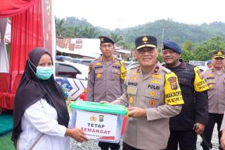 Serahkan Bantuan ke Pospam OKLK 2024 Riau-Sumbar, Wakapolda: Ciptakan Pelayanan Optimal ke Pemudik