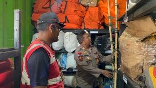 Tempuhi Perjalanan 4 Jam, Kapolsek Rupat Sampai Lakukan Cek Peralatan Pemadam PT SRL