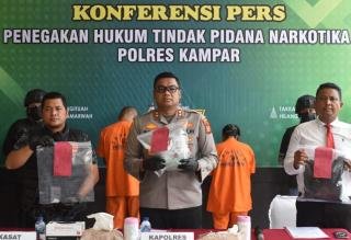 Polisi Lepas Tembakan, Janda Buang 1 Kg Sabu saat Dikejar di Kampar