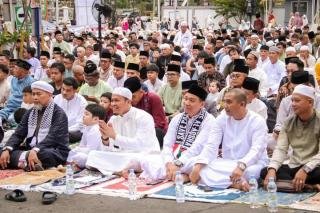Salat Ied di Marpoyan Damai, Wako Siapkan Hadiah Umroh untuk 2 Jamaah 